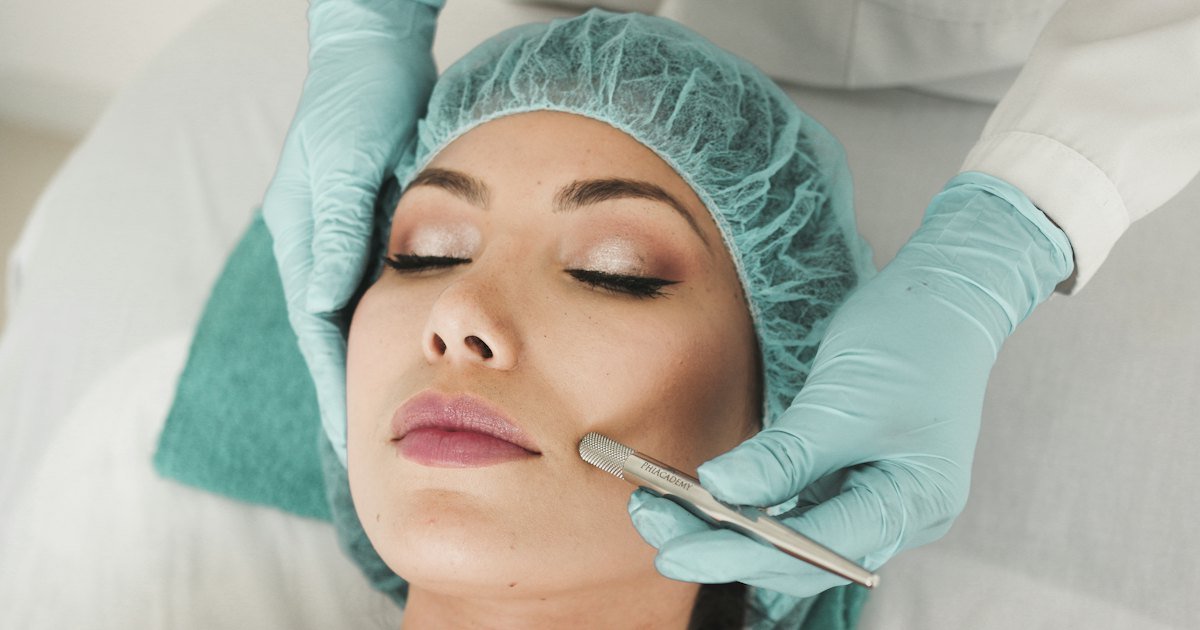 Profesional de estética realizando un tratamiento facial a una clienta