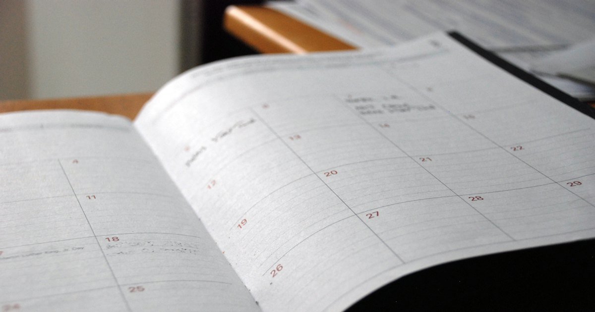 Agenda mensual en papel abierta sobre un escritorio